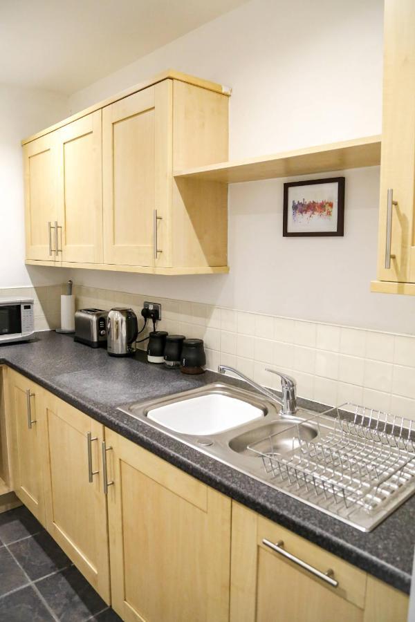 Serviced Apartment In Liverpool City Centre - Free Parking - Balcony - By Happy Days Kültér fotó