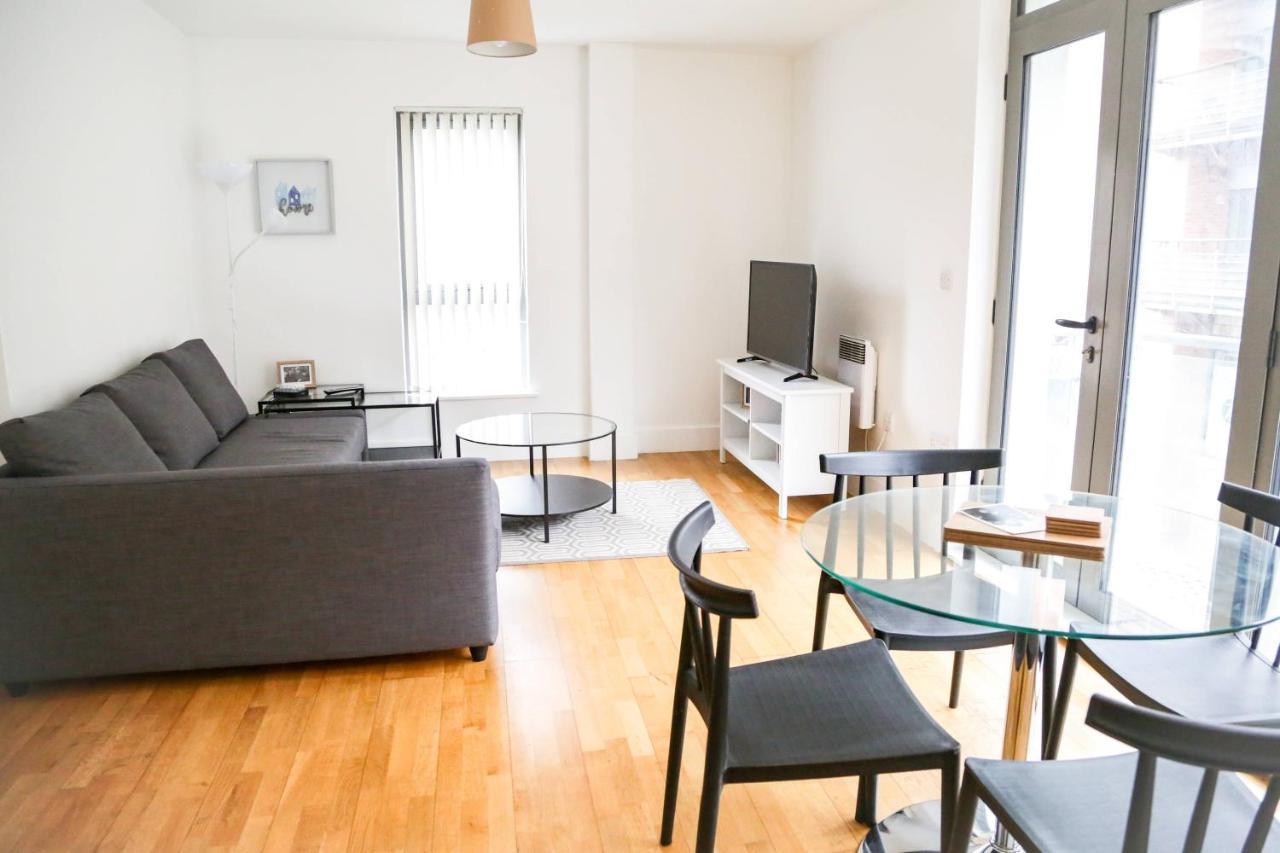 Serviced Apartment In Liverpool City Centre - Free Parking - Balcony - By Happy Days Kültér fotó