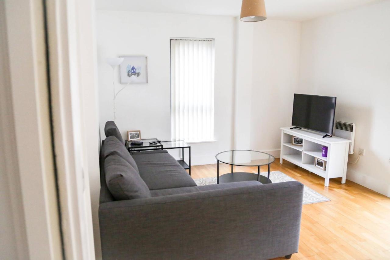 Serviced Apartment In Liverpool City Centre - Free Parking - Balcony - By Happy Days Kültér fotó