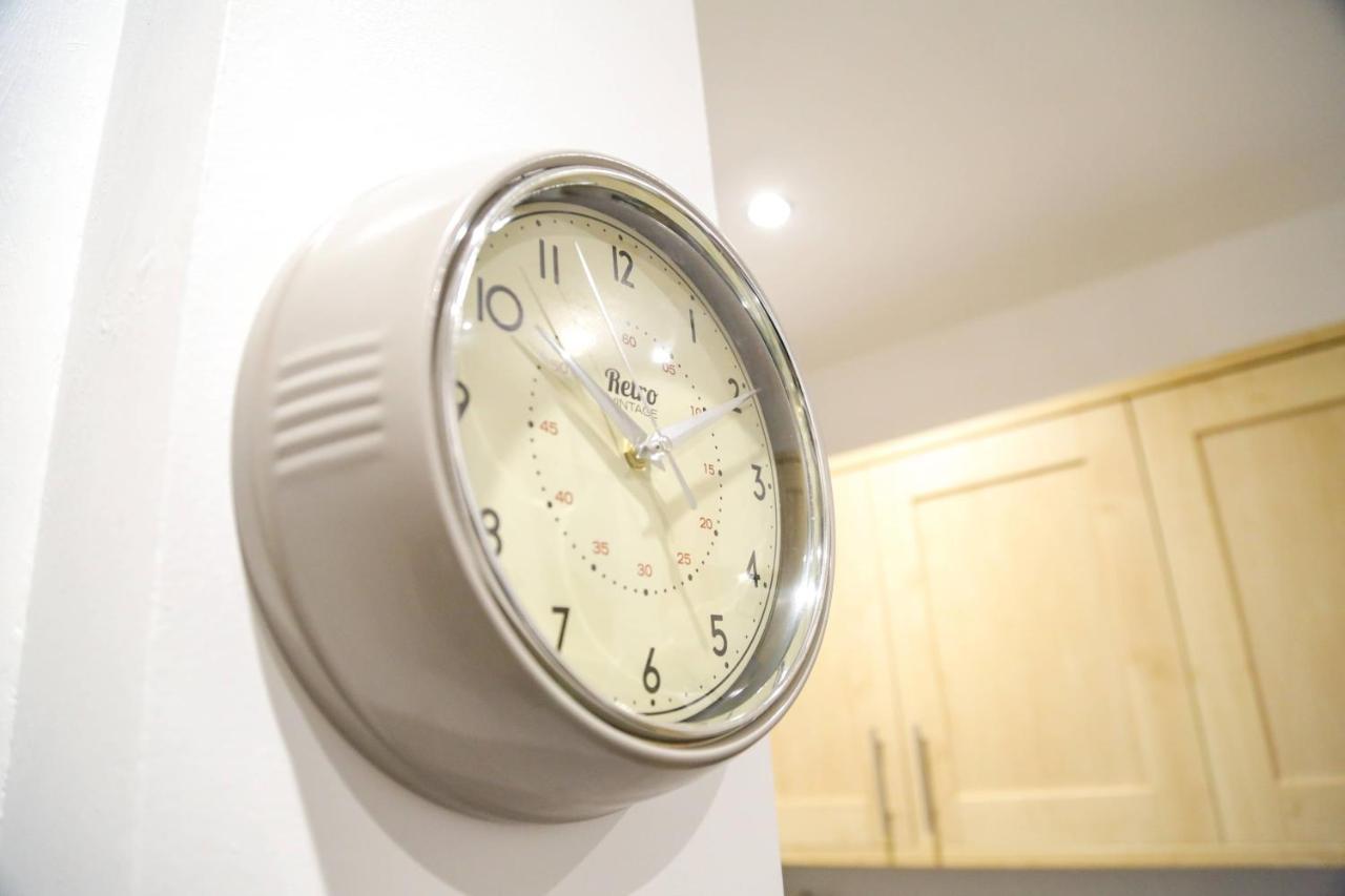 Serviced Apartment In Liverpool City Centre - Free Parking - Balcony - By Happy Days Kültér fotó