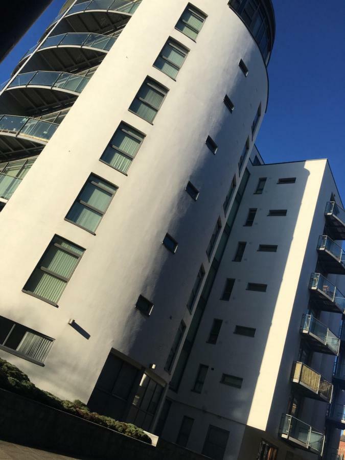 Serviced Apartment In Liverpool City Centre - Free Parking - Balcony - By Happy Days Kültér fotó